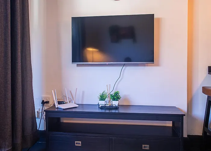 Four Seasons - Stunning Apartment In The Heart Of Town!
