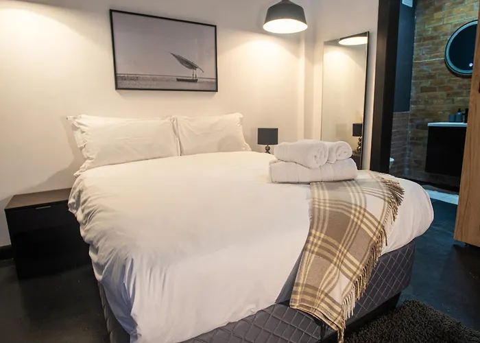 Four Seasons - Stunning Apartment In The Heart Of Town!
